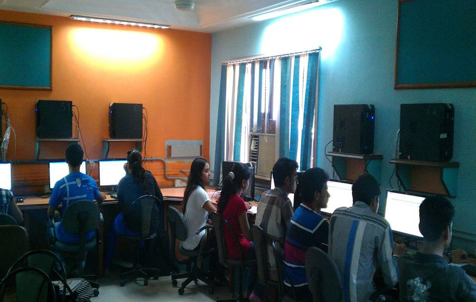 computer-lab-r-j-tibrewal-commerce-college